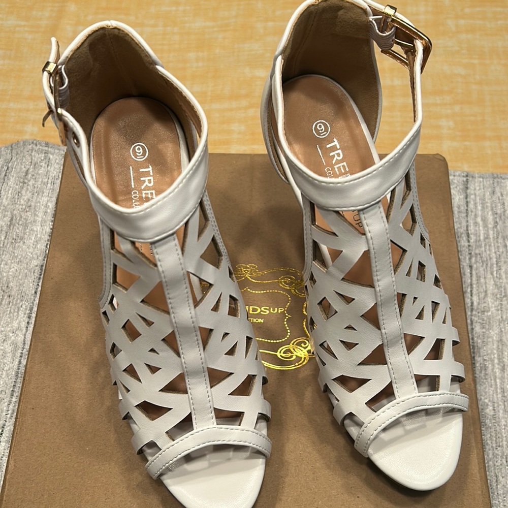 Trends Up collection white sandals